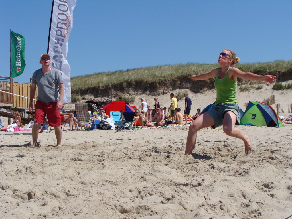Beachvolleybal “mooi weer” toernooi Petten succes.