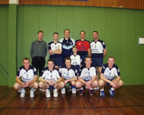 Dion tussen de mannen van Dinto 1