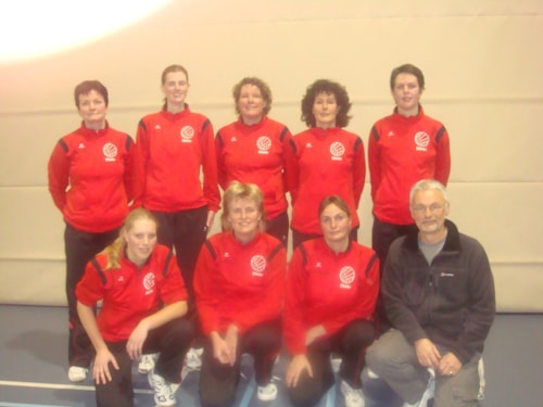 Dames 2 in de nieuwe trainingspakken van café ”de Klok”