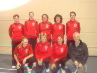 Dames 2 in de nieuwe trainingspakken van café ”de Klok”