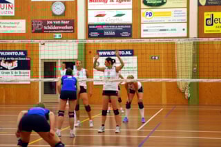 Esther serveert, Simone en Irene aan het net.