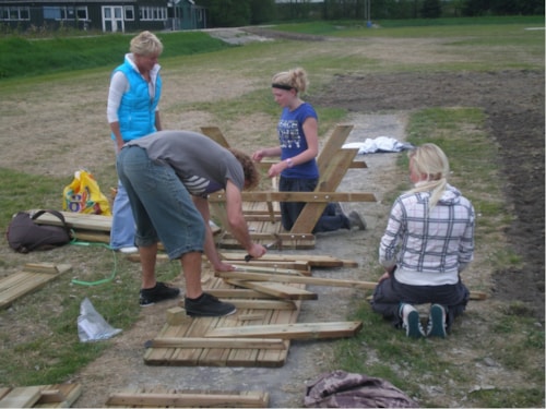 De dames schroefden de banken in elkaar