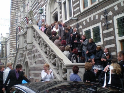 Het bruidspaar verlaat het stadhuis