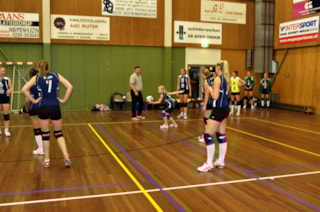 De wedstrijd begint, Kim serveert