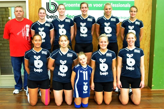 Rosalie met de meiden van dames 1