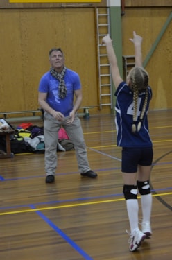 Noëlle oefent met trainer Geco