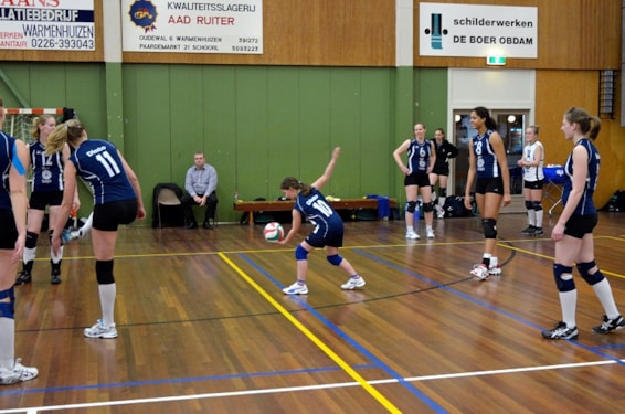 De wedstrijd begint, Manon serveert