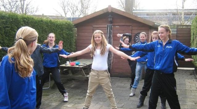 Meiden C1 in voorbereiding van/voor het glitter en glamourfeest.