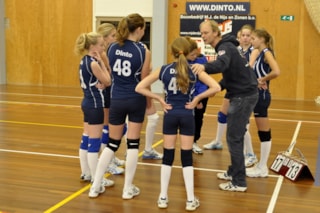Coach Joop pept de meiden nog even op.