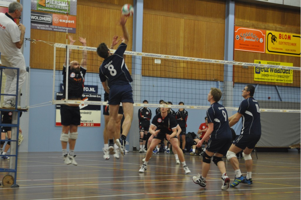 Met gehavende formatie toch winst voor Dintomannen