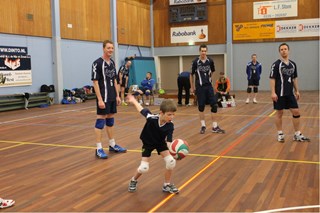 Sten serveert de eerste bal