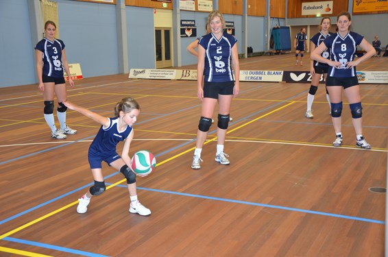 Nina serveert de eerste bal