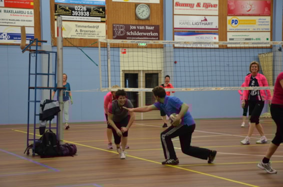 Nee, Anja je mag niet onder het net door