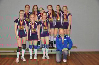 De Kampioenen van de Hoofdklasse met coach Joop