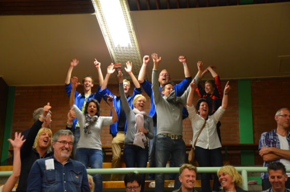 Uitbundige supporters, de buit is binnen