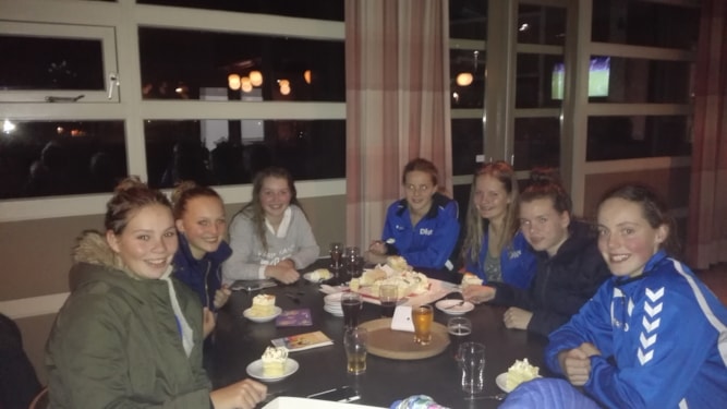 2015-25-11 dames 3 aan de taart