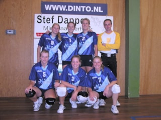 Gaby, Anja, Susan, coach Rene, Jolanda, Jacqueline en Sue-Ellen gaan voor het kampioenschap