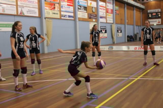 Floor serveert, de wedstrijd begint