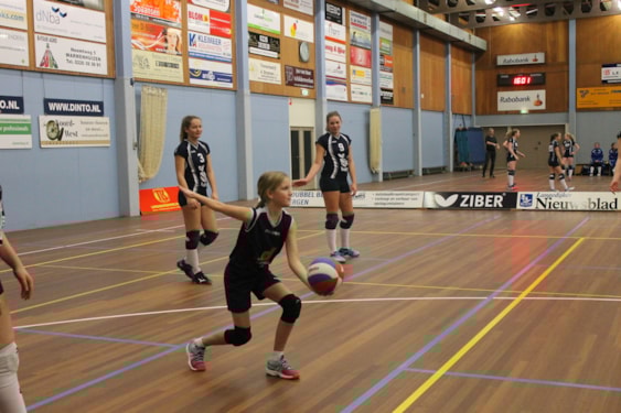 Fleur serveert voor de wedstrijd