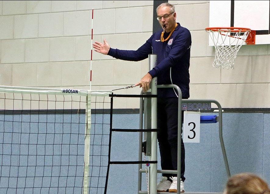 Scheidsrechter Henk Breeuwer ontvangt zilveren Nevobo speld