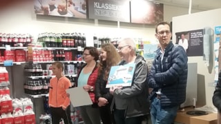 Onze voorzitter aandachtig luisterend naar de uitslag