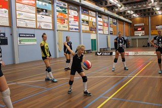 Myke serveert de eerste bal