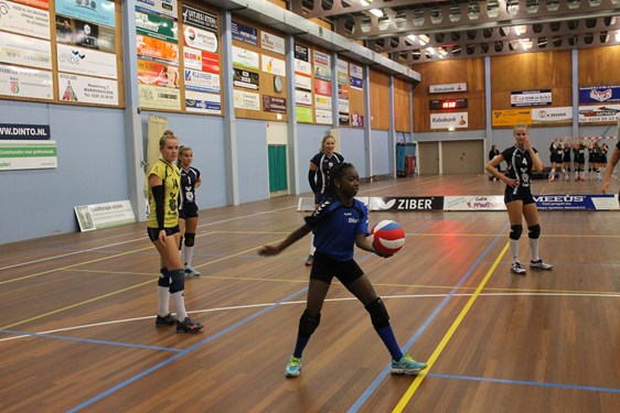 Serveren van de eerste bal