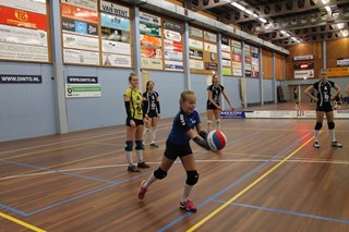 Tessa serveert de eerste bal IMG_4855