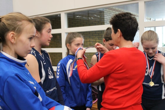 Medailles uitgereikt door Anja voorzitter Jeugdcommissie