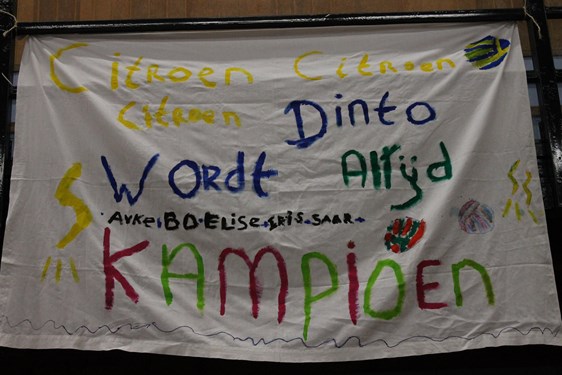 Het prachtige spandoek gemaakt door het team