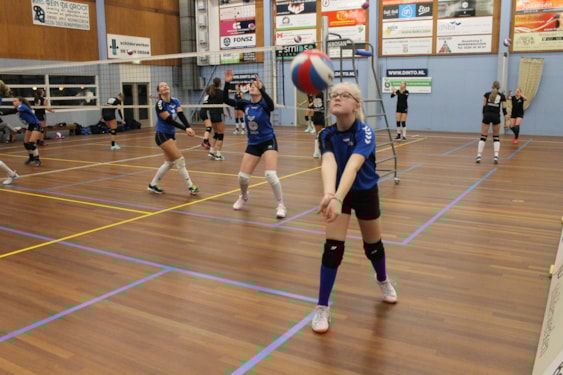 Onderhands de bal spelen IMG_5718