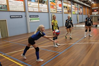 Sien serveert, de wedstrijd gaat beginnen IMG_5752