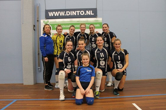 Chlo&#235; samen met Dinto dames 1