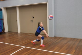 Even oefenen met de onderhandse bal