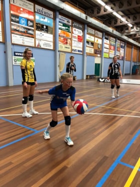 Evi serveert de eerste bal IMG-20211101-WA0027