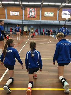 Tess geeft nog wat tips  voor de warming - up IMG-20211114-WA0001
