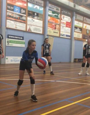 Senna serveert voor de wedstrijd  IMG-20211114-WA0006