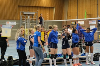 Wachten tot de wedstrijd begint 52102436791_e252fa088a_b