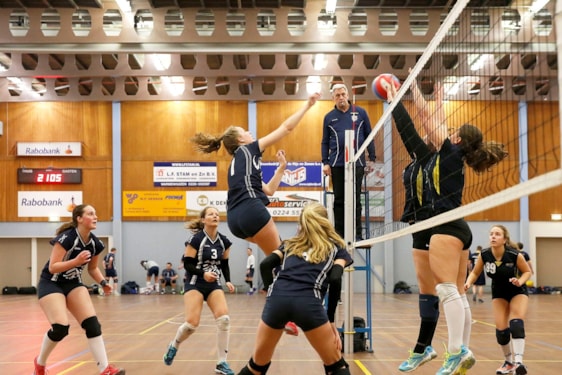 Onze scheidsrechter John Berkhout aan het werk