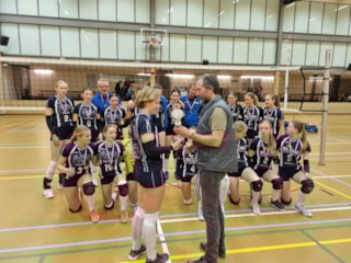 2023-04-22 Anneroos neemt de beker in ontvangst