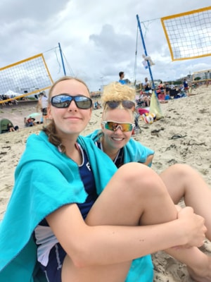 2023-07-25 Finette en Merel op het strand van Erquy  IMG-20230725-WA0001