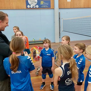 Mark deelt de medailles uit aan CMV 1 niveau 3