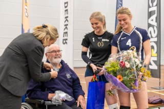 Kees ontvangt het Schager compliment uit handen van de wethouder Puck de Nijs