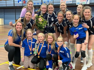 N3-1 Kampioen bedankje trainer dames1
