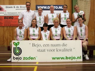 Esther Jonker temidden van Bejo/Dinto 1