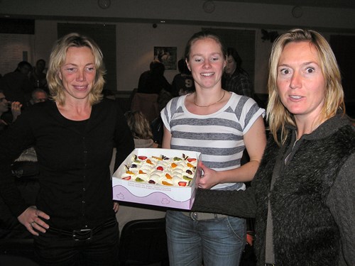 Ingrid Poel en Martina Tesselaar overhandigen de taart aan Ysabel Maréchal