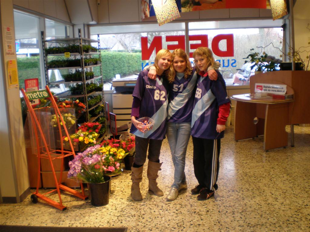Dintojeugd in actie bij Deen supermarkt