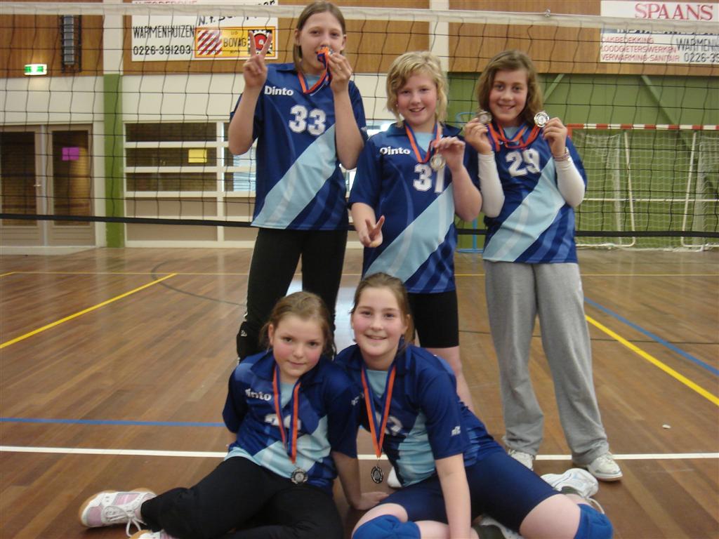 Meiden Dinto niveau 5 krijgen zilveren medaille !