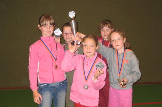 Dinto 8: Mischa Leurs, Denise Goemans, Marleen Jonker, Lauren Stam, Aniek Busker